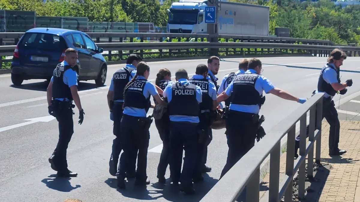 Ungewöhnlicher Polizeieinsatz auf der B14 in Stuttgart-Vaihingen.