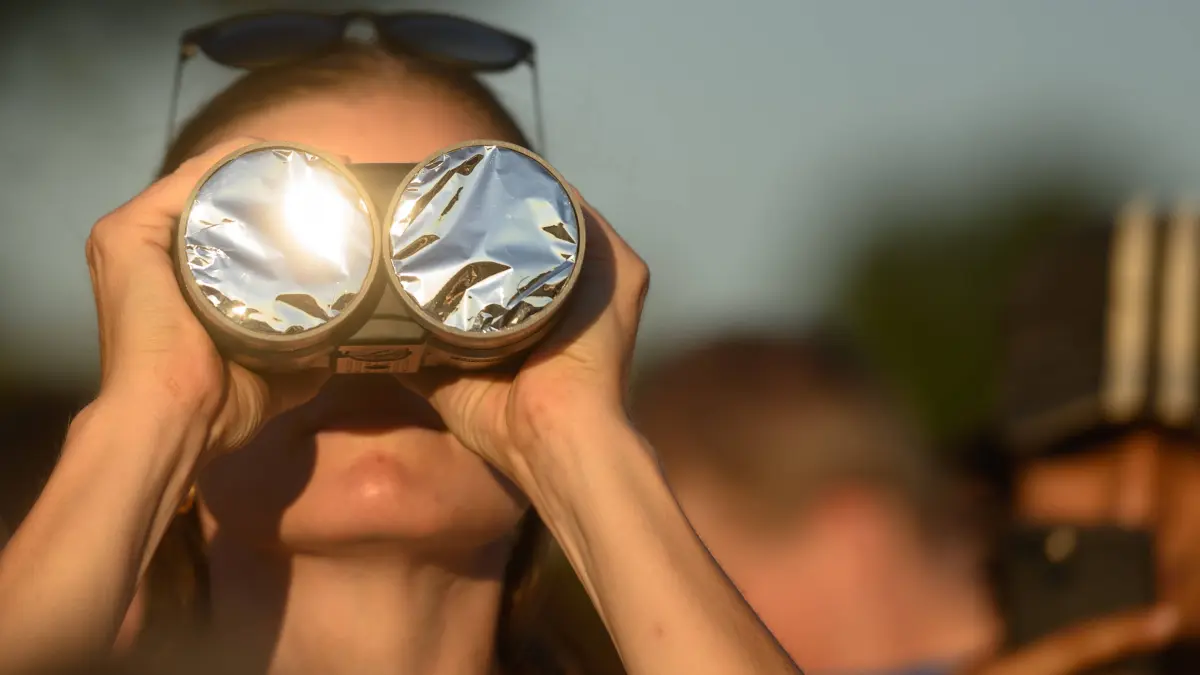 Vielen Menschen schauen sich die Sonnenfinsternis an. Organisiert von der Volksternwarte Kessel Goch.: Vielen Menschen schauen sich die Sonnenfinsternis an. Organisiert von der Volksternwarte Kessel Goch. Goch Kessel - Gemeinsames betrachten der partiellen Sonnenfinsternis an der niederländischen Grenze ., Goch Nordrhein-Westfalen Deutschland *** Many people are watching the solar eclipse. Organized by the Kessel Goch Public Observatory. Goch and Kessel: Joint viewing of the partial solar eclipse at the Dutch border, Goch, North Rhine-Westphalia, Germany