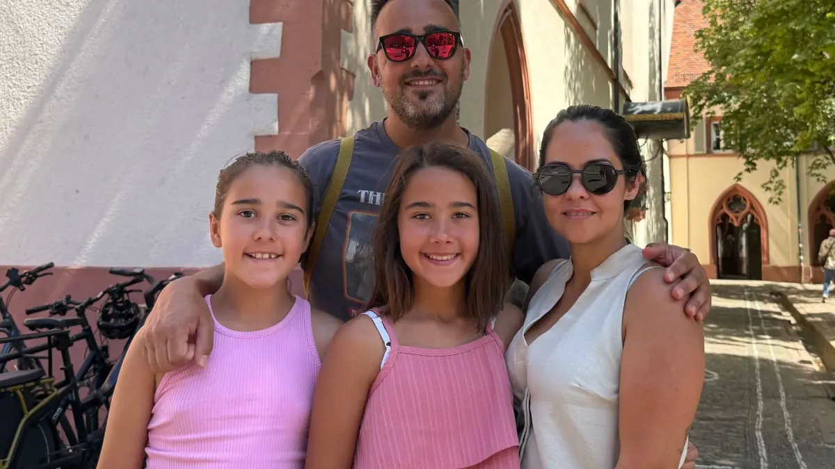 „Coolcation“ im Schwarzwald: ARCHIV - 12.08.2026, Baden-Württemberg, Freiburg im Breisgau: Familie Hurtado aus Barcelona steht auf dem Rathausplatz in Freiburg. Für den Sommerurlaub wählten sie mit dem Schwarzwald ein Ziel, an dem es kühler ist als in der Heimat in Spanien. Der Trend wird auch als „Coolcation“ bezeichnet. Foto: Magdalena Henkel/dpa +++ dpa-Bildfunk +++