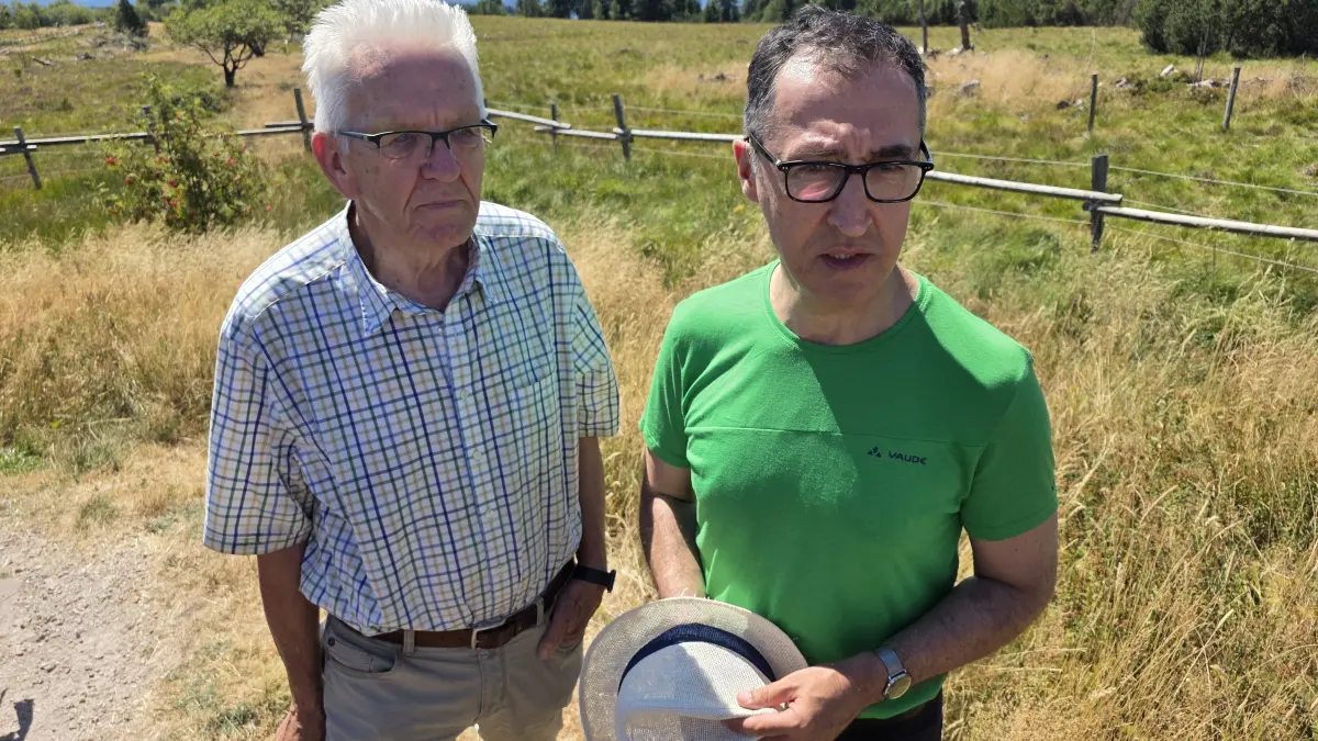 Winfried Kretschmann (l.) und Cem Özdemir beim gemeinsamen Wandern.