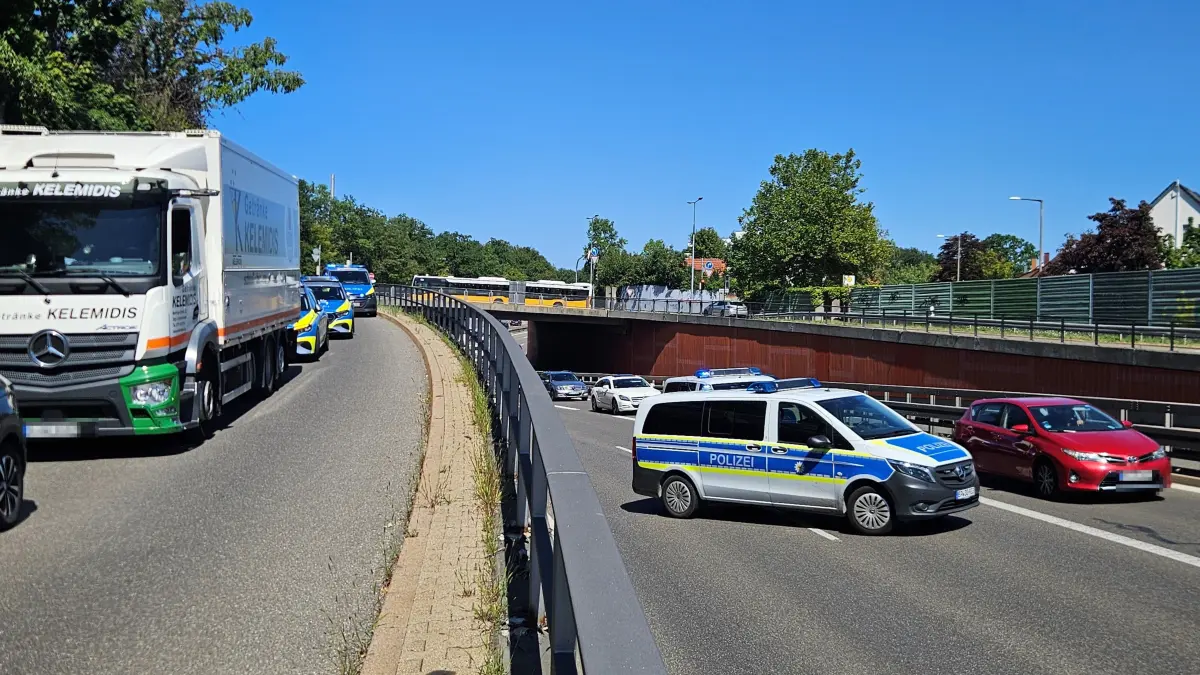 Die B14 war auf Höhe der Universitätsstraße kurzzeitig gesperrt.