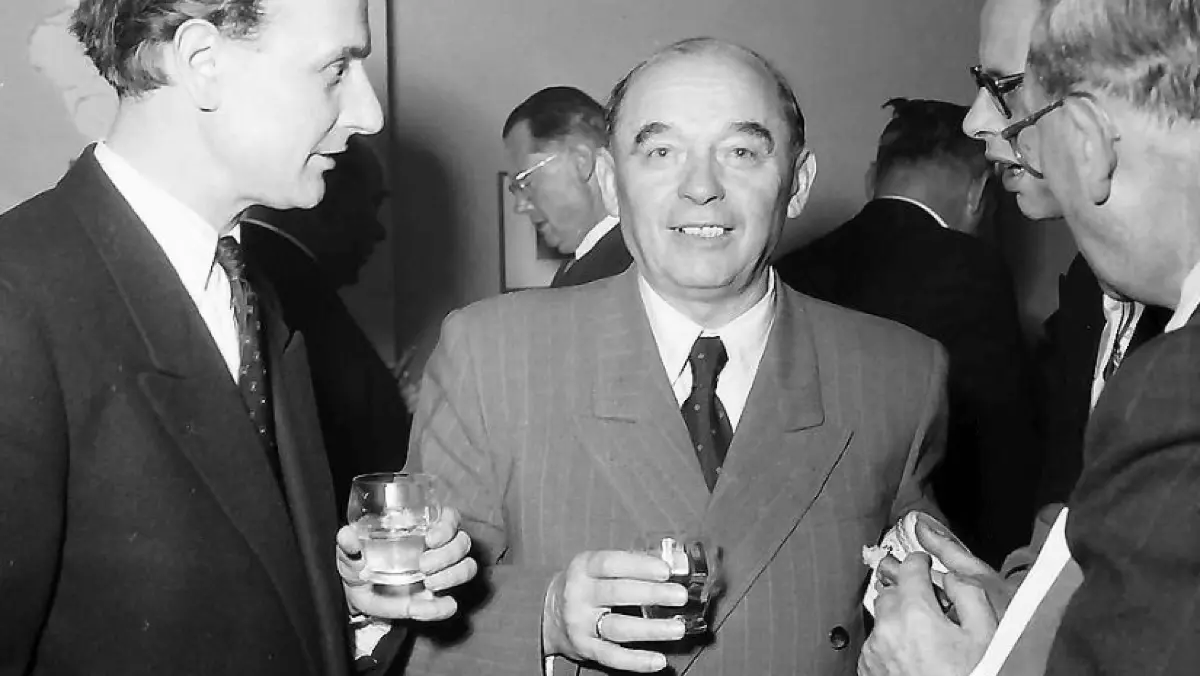 Im Wirtschaftswunderland angekommen: Minister Eduard Fiedler (Mitte) bei einem Empfang der Landesregierung im Freiburger Rathaus im Oktober 1952.