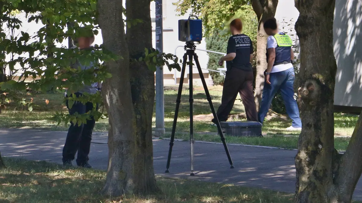 13.08.2026: Die Polizei sperrte am Donnerstagvormittag für rund eine halbe Stunde die Engelbergstraße im Stadtteil Giebel. Grund waren von der Kriminalpolizei/Kriminaltechnik durchgeführte 3D-Messungen etwa auf Höhe der SSB-Haltestelle Salamanderweg. Ein Zusammenhang mit der Schiesserei von Dienstag dürfte damit naheliegen, die vor Ort befindlichen Beamten wollten sich nicht äußern.
Foto: KS-Images.de/Andreas Rometsch