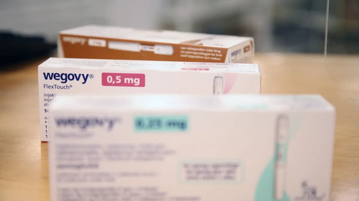Abnehmtablette kommt in deutsche Apotheken - Ein Überblick: ARCHIV - 28.06.2023, Dänemark, Kopenhagen: Verschiedene Packungen des Abnehmmittels «Wegovy» des Pharmakonzerns Novo Nordisk liegen in einer dänischen Apotheke auf dem Verkaufstresen. (zu dpa: «Abnehmtablette kommt in deutsche Apotheken - Ein Überblick») Foto: Steffen Trumpf/dpa +++ dpa-Bildfunk +++