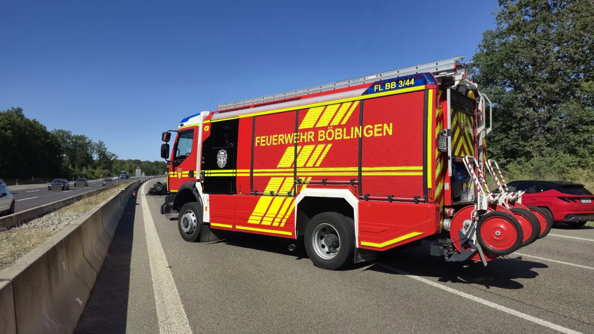 Am Freitag Nachmittag ereignete sich auf der A81 zwischen der Anschlussstelle Ehningen und Boeblingen-Hulb ein schwerer Verkehrsunfall bei dem sich ein VW nach einem Zusammenstoss mit einem Kleintransporter ueberschlug und auf dem Dach auf dem Linkenfahrstreifen zum liegen kam. <br />
Nach bisherigen Angaben wurden mehrere Personen bei dem Unfall verletzt. Wie schwer die Verletzungen sind konnte noch nicht geklaert werden. Auch die genaue Ursache ist noch unklar.