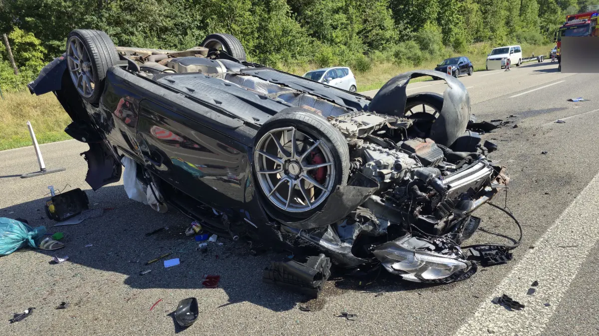 Am Freitag Nachmittag ereignete sich auf der A81 zwischen der Anschlussstelle Ehningen und Boeblingen-Hulb ein schwerer Verkehrsunfall bei dem sich ein VW nach einem Zusammenstoss mit einem Kleintransporter ueberschlug und auf dem Dach auf dem Linkenfahrstreifen zum liegen kam. <br />
Nach bisherigen Angaben wurden mehrere Personen bei dem Unfall verletzt. Wie schwer die Verletzungen sind konnte noch nicht geklaert werden. Auch die genaue Ursache ist noch unklar.