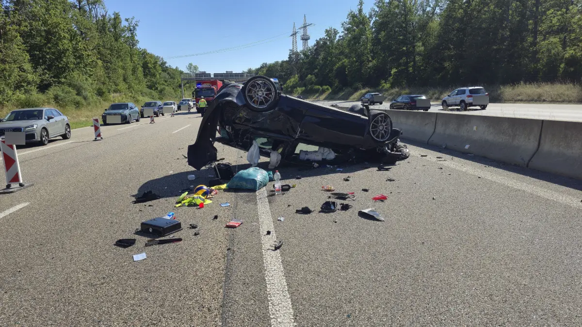 Am Freitag Nachmittag ereignete sich auf der A81 zwischen der Anschlussstelle Ehningen und Boeblingen-Hulb ein schwerer Verkehrsunfall bei dem sich ein VW nach einem Zusammenstoss mit einem Kleintransporter ueberschlug und auf dem Dach auf dem Linkenfahrstreifen zum liegen kam. <br />
Nach bisherigen Angaben wurden mehrere Personen bei dem Unfall verletzt. Wie schwer die Verletzungen sind konnte noch nicht geklaert werden. Auch die genaue Ursache ist noch unklar.
