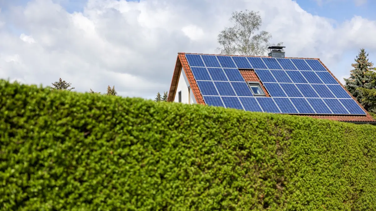 Ein Einfamilienhaus mit PV-Anlage auf dem Dach
