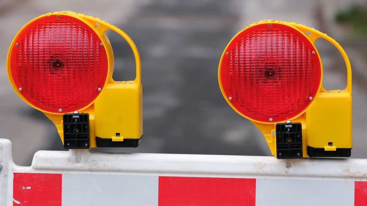 Absperrung mit Bake und Warnleuchten an einer Strassenbaustelle. Deutschland *** Barrier with beacon and warning lights at a roadworks site Germany