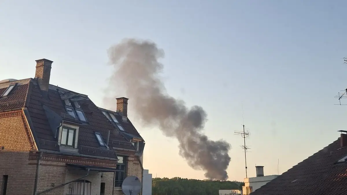 Fire brigade called out in Stuttgart-Rot: Building on fire - | Plume of ...