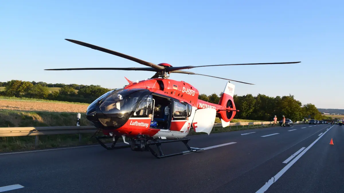 Stuttgart-Zuffenhausen:Vollsperrung nach schwerem Unfall : Am Freitagabend kam es auf der A81 bei Stuttgart-Zuffenhausen zu einem schweren Verkehrsunfall. Nach ersten Informationen der Polizei sind in Unfall mehrere Fahrzeuge verwickelt. Darunter wohl ein LKW. Mindestens drei Personen wurden bei dem Unfall verletzt. Eine Person kam mit dem Rettungshubschrauber in eine Klinik. Ausloeser fuer den Unfall koennte sein so die Polizei dad ein Fahrzeug in die Leitplanke krachte. Weitere Informationen liegen noch nicht vor.