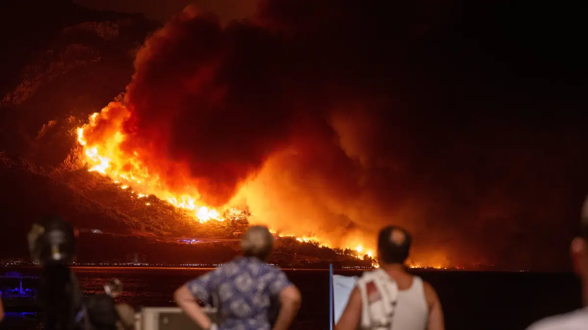 : Omis, Croatia, 140826. A large fire broke out last night in Lokva Rogoznica and spread to the area above Omis. Houses and cars were burned. Traffic on the Adriatic Highway was disrupted, residents and tourists from the affected area were evacuated, and firefighters are on the ground extinguishing the fire, which is being made more difficult by strong winds. Photo: Tom Dubravec / CROPIX Split CROATIA Copyright: xxTomxDubravecx/xCROPIXx omis_pozar_td200-140826