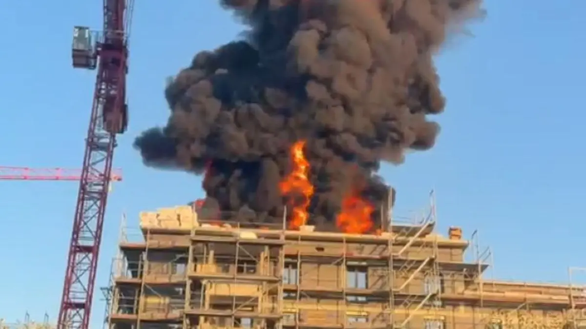 Stuttgart Rot Boeckingerstrasse auf einer neubau Baustelle brennt hatte es am Abend gebrand die Feuerwehr im Grosseinsatz.
Foto Andreas Rosar Fotoagentur-Stuttgart 14.08.2026