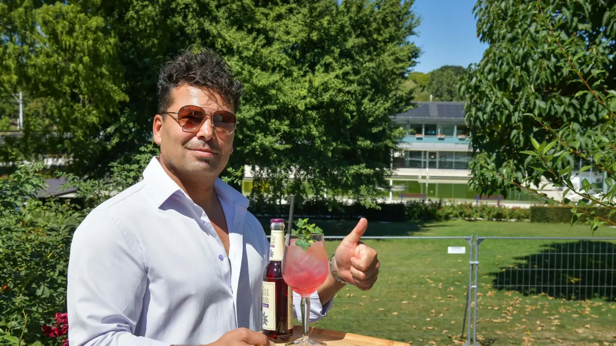 Bad Berg, Pächter Ari Farris: Stuttgart, Gastronomie im Bad Berg.
Pächter Ari Farris, seine Frau ist nicht da.