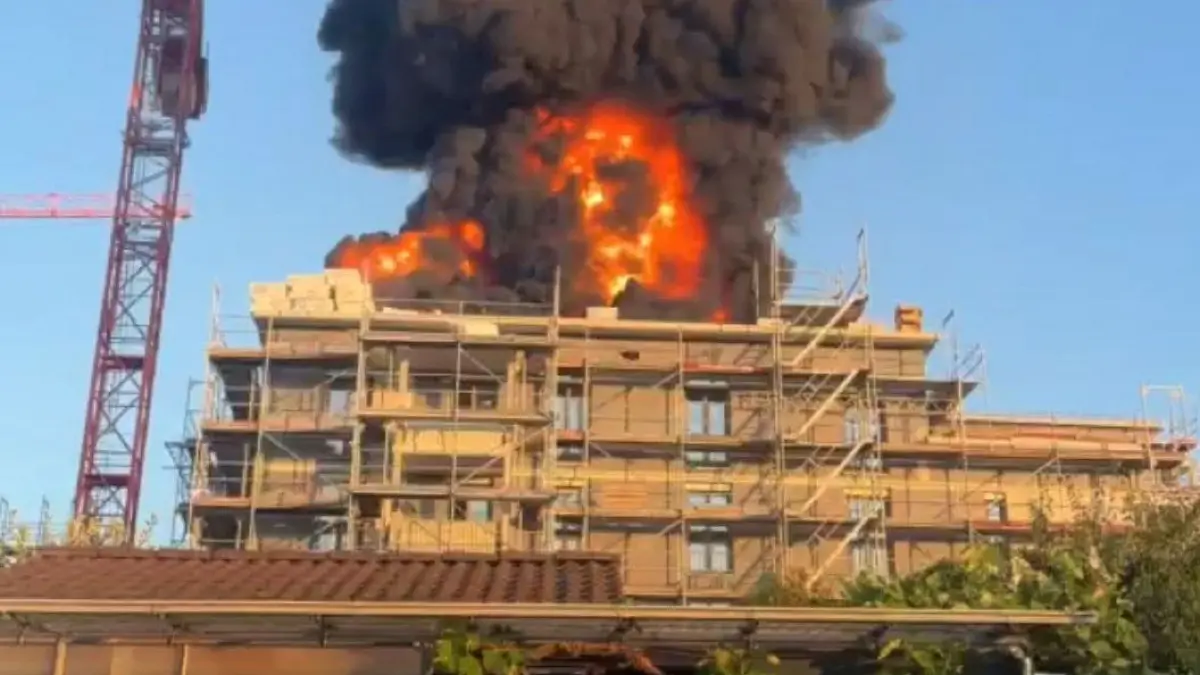 Stuttgart Rot Boeckingerstrasse auf einer neubau Baustelle brennt hatte es am Abend gebrand die Feuerwehr im Grosseinsatz.
Foto Andreas Rosar Fotoagentur-Stuttgart 14.08.2026