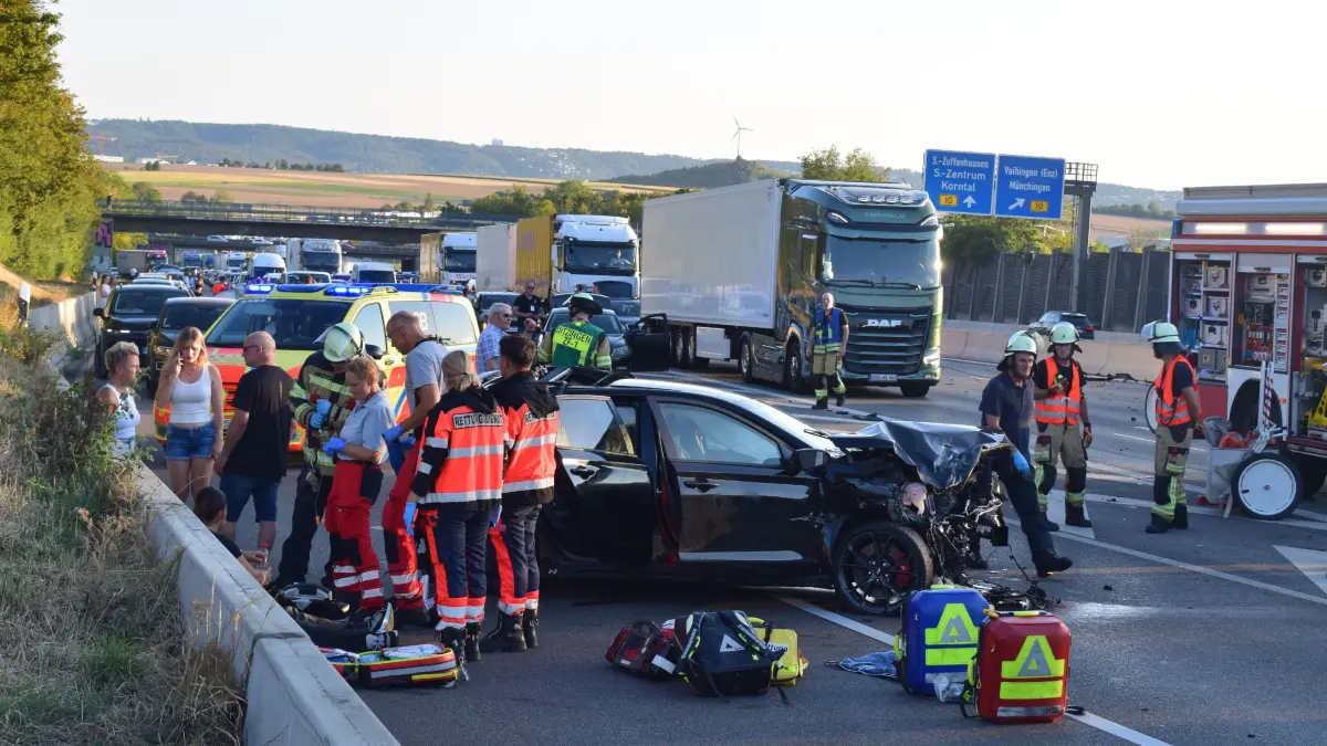 Stuttgart-Zuffenhausen:Vollsperrung nach schwerem Unfall : Am Freitagabend kam es auf der A81 bei Stuttgart-Zuffenhausen zu einem schweren Verkehrsunfall. Nach ersten Informationen der Polizei sind in Unfall mehrere Fahrzeuge verwickelt. Darunter wohl ein LKW. Mindestens drei Personen wurden bei dem Unfall verletzt. Eine Person kam mit dem Rettungshubschrauber in eine Klinik. Ausloeser fuer den Unfall koennte sein so die Polizei dad ein Fahrzeug in die Leitplanke krachte. Weitere Informationen liegen noch nicht vor.