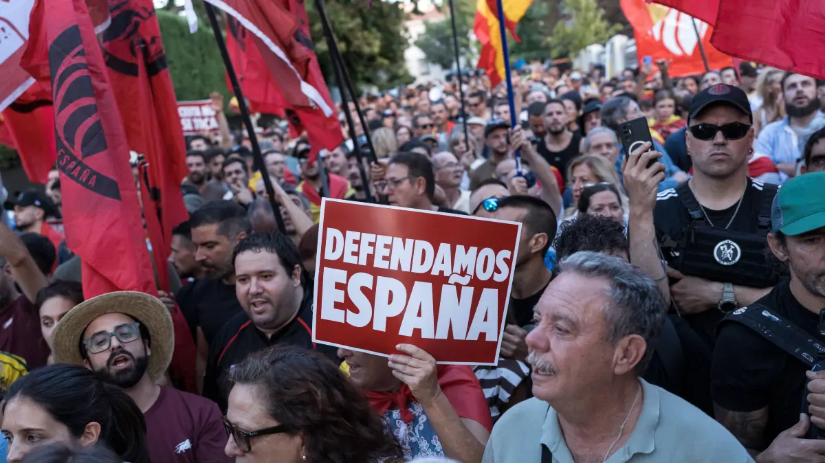 March organized by the Spanish Civil Society platform outside the Moroccan Embassy in Madrid to protest the events in Ceuta. Dozens of people during a demonstration outside the Moroccan Embassy in Madrid on August 2, 2026, in Madrid, Spain. The protest follows a migration crisis in Ceuta, with tens of thousands of people entering irregularly from Morocco and a death toll of several dozen people who died while attempting to swim across, according to local authorities. AUGUST 2, 2026 PROTEST MIGRATION MIGRANTS SPANISH FLAG NATIONAL POLICE Diego Radamé Madrid Madrid, Spain PUBLICATIONxNOTxINxESP Copyright: xDiegoxRadamà sx 7699620