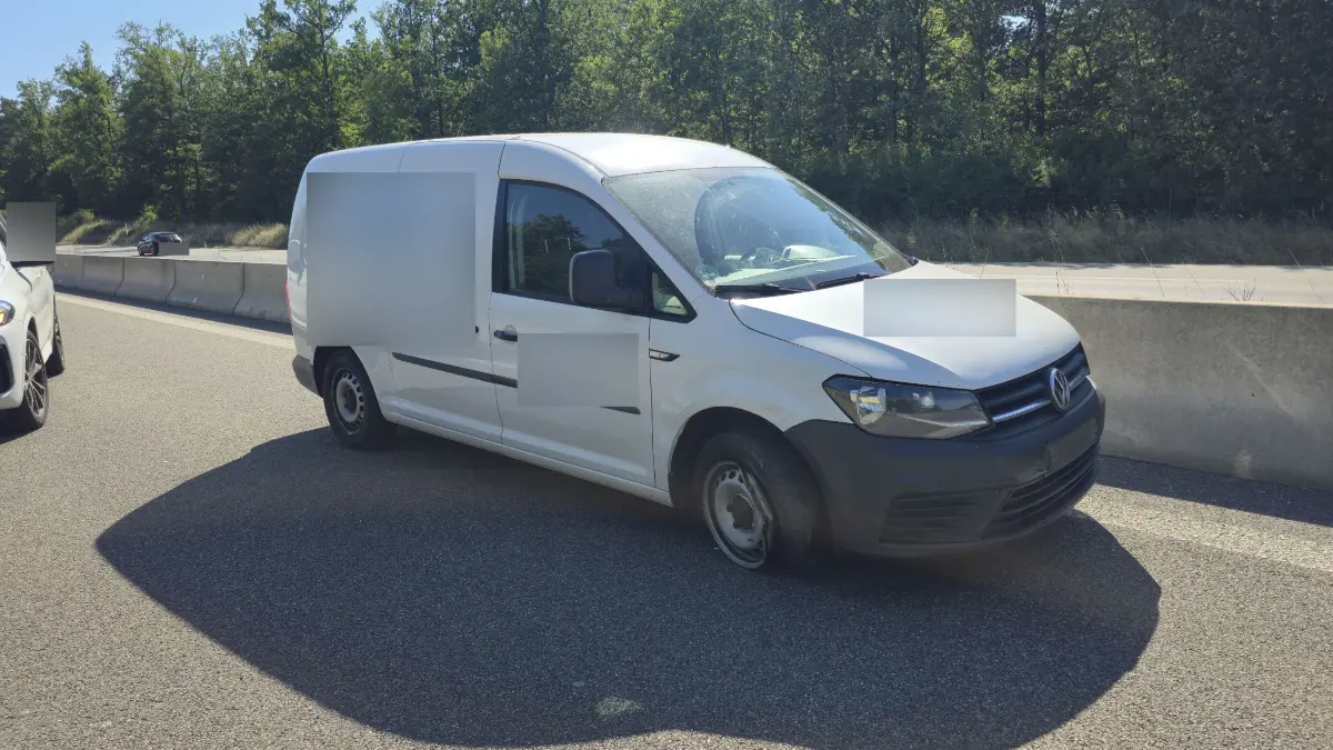 Am Freitag Nachmittag ereignete sich auf der A81 zwischen der Anschlussstelle Ehningen und Boeblingen-Hulb ein schwerer Verkehrsunfall bei dem sich ein VW nach einem Zusammenstoss mit einem Kleintransporter ueberschlug und auf dem Dach auf dem Linkenfahrstreifen zum liegen kam. <br />
Nach bisherigen Angaben wurden mehrere Personen bei dem Unfall verletzt. Wie schwer die Verletzungen sind konnte noch nicht geklaert werden. Auch die genaue Ursache ist noch unklar.