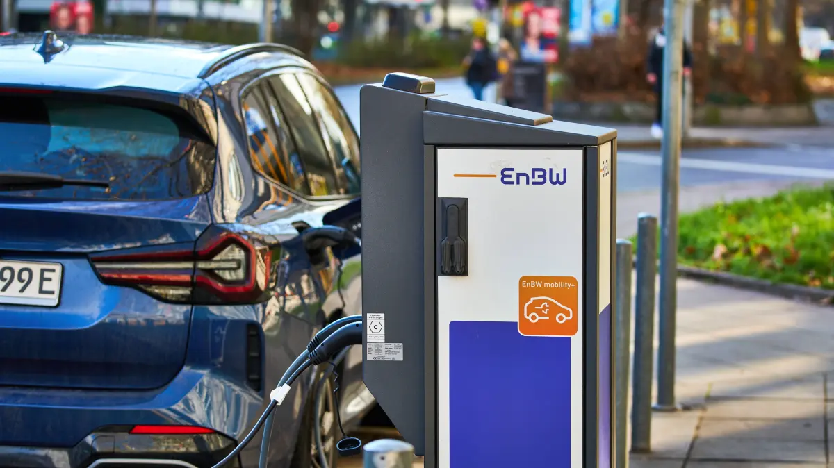 Stuttgart, Baden-Württemberg, Germany - January 23, 2025: Electric car charging at an EnBW charging station in the city center. The charging station supports electromobility and sustainable transport *** Elektroauto lädt an einer EnBW-Ladesäule in der Innenstadt. Die Stromtankstelle unterstützt die Elektromobilität und nachhaltigen Verkehr