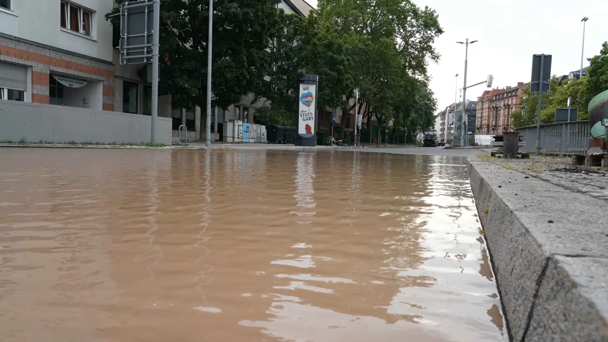 Stuttgart ein grosser Wasserrohrbruch auf der Immenhoferstrasse ecke Hauptstaetterstrasse sowie am Oesterreichischer Platz sorgte fuer viel Wasser auf der Strasse . Feuerwehr und Polizei sowie Enbw im Einsatz.
Auch Keller und U Bahn der SSB bekam wasser ab. Haushalte jetzt ohne Wasser. Foto Andreas Rosar Fotoagentur-Stuttgart 15.08.2026