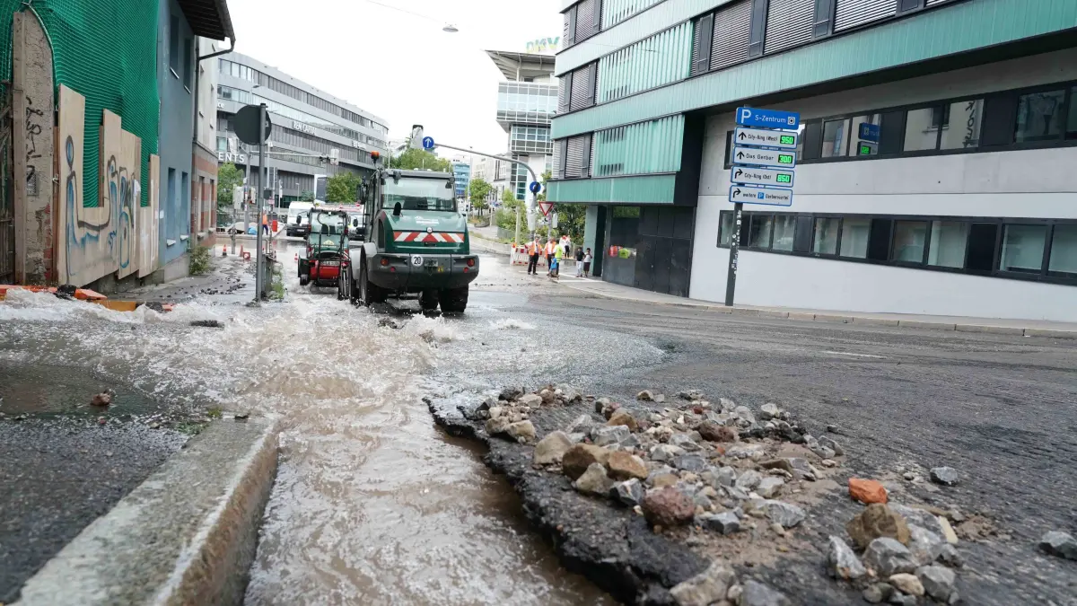 Stuttgart ein grosser Wasserrohrbruch auf der Immenhoferstrasse ecke Hauptstaetterstrasse sowie am Oesterreichischer Platz sorgte fuer viel Wasser auf der Strasse . Feuerwehr und Polizei sowie Enbw im Einsatz.
Auch Keller und U Bahn der SSB bekam wasser ab. Haushalte jetzt ohne Wasser. Foto Andreas Rosar Fotoagentur-Stuttgart 15.08.2026