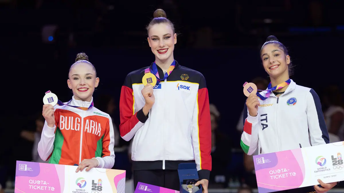Weltmeisterschaft der Rhythmischen Sportgymnastik: Weltmeisterschaft der Rhythmischen Sportgymnastik Siegerehrung: Von links Stiliana Nikolova Bulgarien, Weltmeisterin Darja Varfolomeev Deutschland und Sofia Raffaeli Italien. Weltmeisterschaft der Rhythmischen Sportgymnastik vom 11. bis zum 16. August in der Festhalle in Frankfurt am Main. Mehrkampffinale Einzel, Platzierungen 1 bis 9., Frankfurt am Main Hessen Deutschland Festhalle *** Rhythmic Gymnastics World Championships Award Ceremony From left: Stiliana Nikolova of Bulgaria, World Champion Darja Varfolomeev Germany, and Sofia Raffaeli Italy. Rhythmic Gymnastics World Championships, August 1116 at the Festhalle in Frankfurt am Main. Individual All-Around Final, places 19, Frankfurt am Main, Hesse, Germany, Festhalle