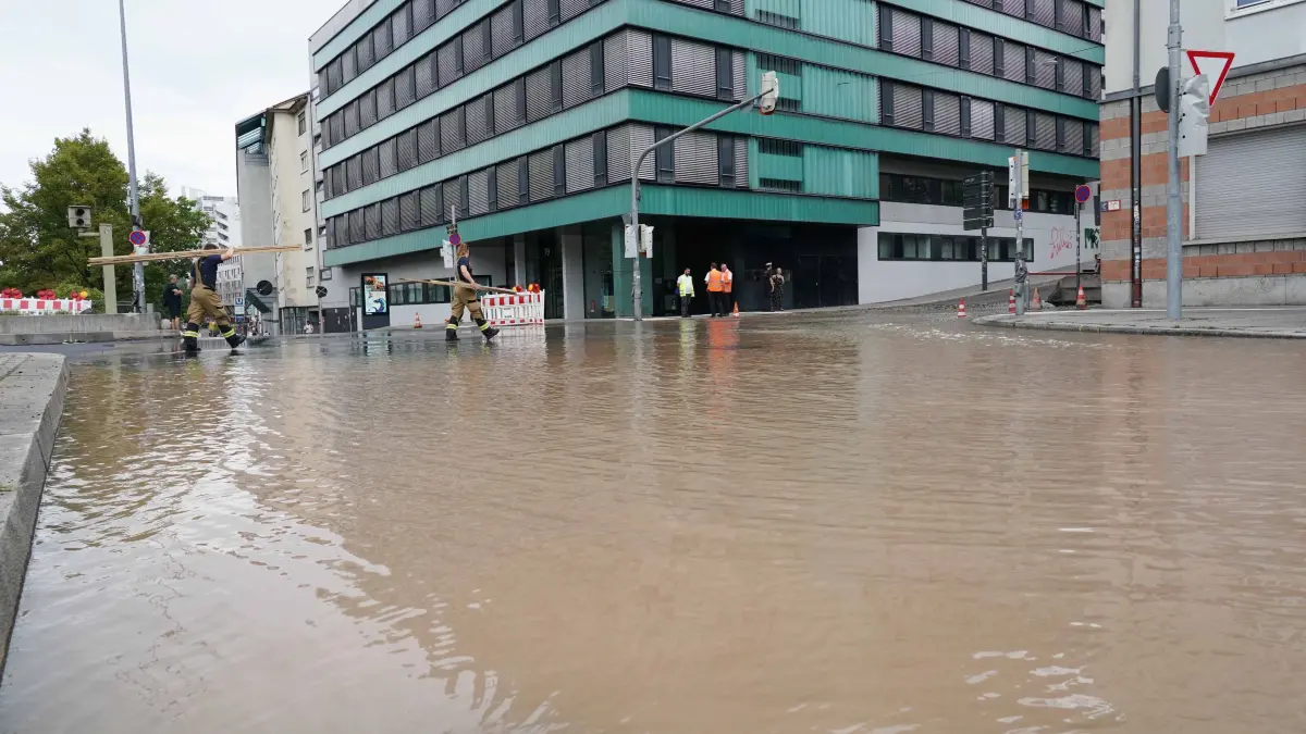 Stuttgart ein grosser Wasserrohrbruch auf der Immenhoferstrasse ecke Hauptstaetterstrasse sowie am Oesterreichischer Platz sorgte fuer viel Wasser auf der Strasse . Feuerwehr und Polizei sowie Enbw im Einsatz.
Auch Keller und U Bahn der SSB bekam wasser ab. Haushalte jetzt ohne Wasser. Foto Andreas Rosar Fotoagentur-Stuttgart 15.08.2026