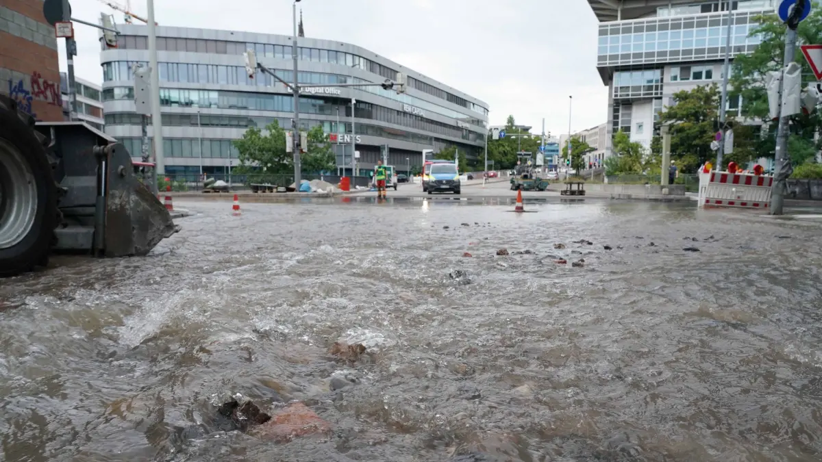 Stuttgart ein grosser Wasserrohrbruch auf der Immenhoferstrasse ecke Hauptstaetterstrasse sowie am Oesterreichischer Platz sorgte fuer viel Wasser auf der Strasse . Feuerwehr und Polizei sowie Enbw im Einsatz.
Auch Keller und U Bahn der SSB bekam wasser ab. Haushalte jetzt ohne Wasser. Foto Andreas Rosar Fotoagentur-Stuttgart 15.08.2026