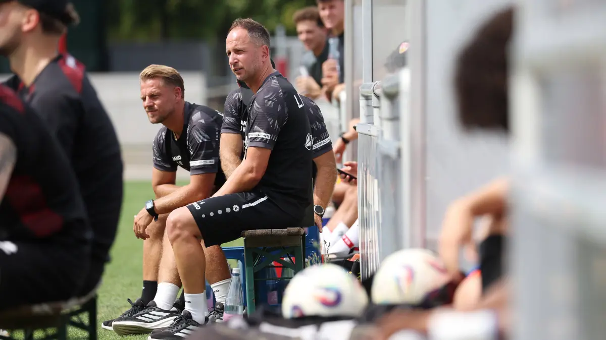 Fußball U19 VfB Stuttgart vs. FC Ingolstadt 04: 2026.08.15, Deutschland, Stuttgart Fußball U19 VfB Stuttgart vs. FC Ingolstadt 04, Trainer Tobias Rathgeb VfB *** August 15, 2026, Germany, Stuttgart: U19 Soccer Match: VfB Stuttgart vs. FC Ingolstadt 04 Coach: Tobias Rathgeb VfB