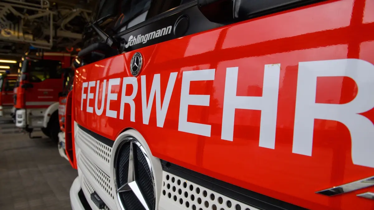 Brand eines Einfamilienhauses: SYMBOLBILD - 17.07.2025, Sachsen-Anhalt, Magdeburg: Fahrzeuge der Feuerwehr stehen in der Feuerwache Nord der Berufsfeuerwehr Magdeburg in der Fahrzeughalle. (zu dpa: «Haus brennt in Ballenstedt - Rentner stirbt») Foto: Klaus-Dietmar Gabbert/dpa +++ dpa-Bildfunk +++