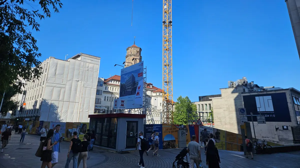 Vor der Baustelle für das "Patio"-Projekt steht ein Info-Container.