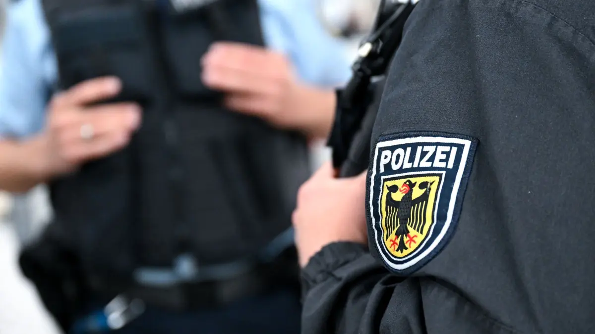 Bundespolizei am Bahnhof Symbolbild: ARCHIV - 03.07.2024, Bayern, München: Bundespolizisten stehen am Hauptbahnhof an einem Bahnsteig. (zu dpa: «Super-Recogniser entdeckt wichtigen Zeugen von Gewalttat») Foto: Sven Hoppe/dpa +++ dpa-Bildfunk +++