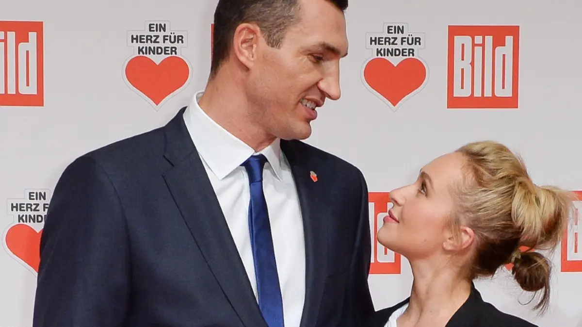US-Schauspielerin Panettiere tot: ARCHIV - 05.12.2015, Berlin: Der ukrainische Boxer Wladimir Klitschko und seine Freundin, die US-amerikanische Schauspielerin Hayden Panettiere, kommen zur Spendengala «Ein Herz für Kinder» in Berlin. Foto: picture alliance / dpa +++ dpa-Bildfunk +++
