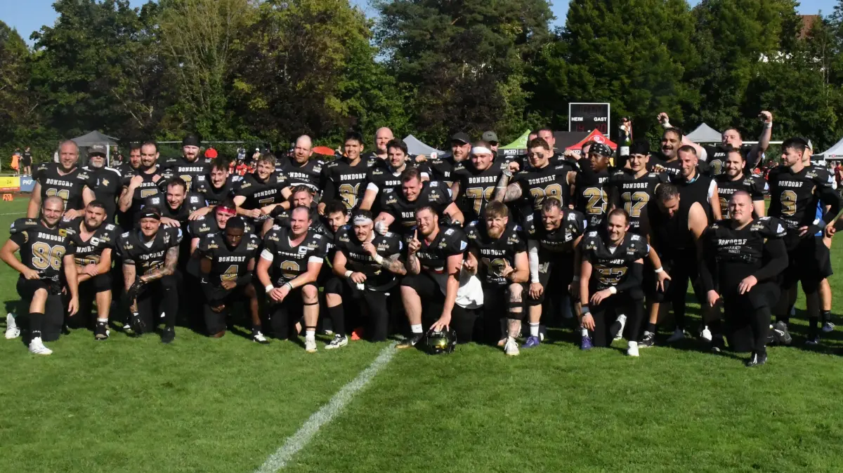 Die Bondorf Bulls feiern trotz der Niederlage gegen die Red Knights Tübingen den Aufstieg in die Regionalliga.