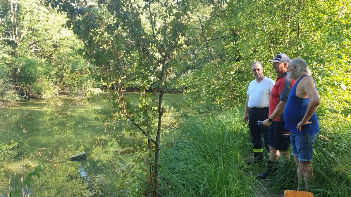 Feuerwehr bewässert gefährdeten Teich, Biotop, v.l: Ulrich Fezer (Feuerwehr), Björn Clauss (Feuerwehrkommandant), Dieter Irsiegler (Naturschützer)