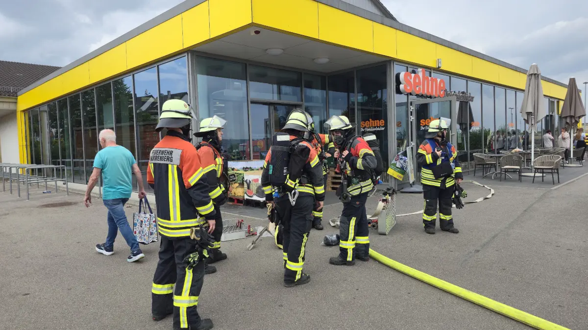 Zu einem groesseren Einsatz kam es am Montag Nachmittag in einem Lebensmittel Discounter in herrenberg-kuppingen. nach ersten Informationen der Feuerwehr wurde in dem Markt ein undefinierbarer Geruch gemeldet auf in die Feuerwehr und der Rettungsdienst mit einem Gruss Aufgebot anrueckten nach der ersten Erkundung konnte keine Ursache fuer die Geruchsbelaestigung in den Markt gefunden werden die Feuerwehr nahm mehrere Messungen durch und belueftete den Laden grossraeumig verletzte gab es nach ersten Informationen keine der Markt war waehrend der gesamten Einsatzdauer geraeumt ueber etwaige Schaeden liegen keine Informationen vor