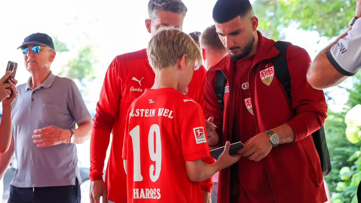 BAU // 03.08.2026, Deutschland, Grassau, Fußball Bundesliga, Saison 2026/2027, Trainingslager VfB Stuttgart, Deniz Undav schreibt Autogramm