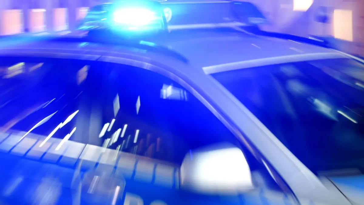 Polizei im Einsatz: ARCHIV - 06.08.2015, Schleswig-Holstein, Flensburg: Ein Streifenwagen der Polizei steht mit eingeschaltetem Blaulicht auf der Straße. (zu dpa: «28-Jähriger mit Messer am Hals verletzt - Frau festgenommen») Foto: Carsten Rehder/dpa +++ dpa-Bildfunk +++