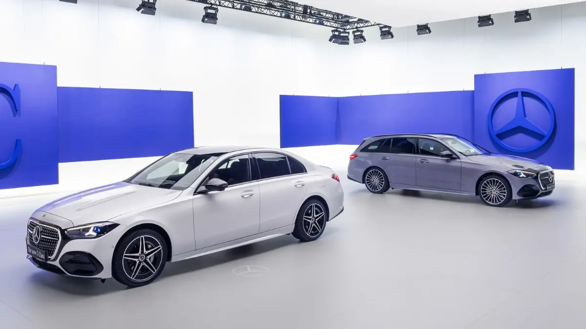 Mercedes C-Klasse Limousine (l) und Kombi: HANDOUT - Limousine und Kombi der neuen C-Klasse sollen noch im Herbst zu Preisen ab 48.844 Euro auf den Markt kommen. (zu dpa: «Update statt Abstellgleis: Mercedes frischt C-Klasse auf») Foto: Mercedes-Benz AG/dpa-tmn - ACHTUNG: Nur zur redaktionellen Verwendung im Zusammenhang mit dem genannten Text und nur bei vollständiger Nennung des vorstehenden Credits - Honorarfrei nur für Bezieher des dpa-Themendienstes +++ dpa-Themendienst +++
