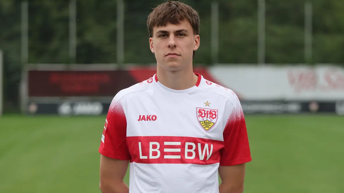 Fußball Fototermin VfB Stuttgart: BAU // Stuttgart , Fußball Bundesliga Saison 2026 2027 ; Fototermin VfB Stuttgart , Leo Sauer