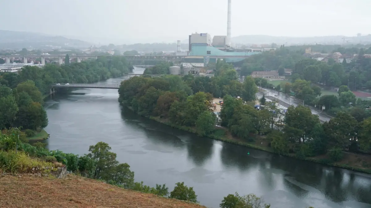 Stuttgart warum hat der Neckar in den letzten Hitze und Trocken Wochen kaum Wasser verloren, ist der Neckar ein Wunder Fluss ? Fluesse wie Rhein, Donau, Main, Elbe haben viel Wasser verloren, nur beim Neckar ist wohl ein ganz besonderer Fluss ?. Das Geheimnis liegt an den Stau Stufen kann man immer an der 1. Stau Stufe Wasser dazu geben. Ja der Neckar hat scoh Wasser verloren habe rnur wenige cm . Foto Andreas Rosar Fotoagentur-Stuttgart 18.08.2026