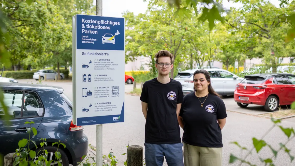 Parkplätze an Uni gebührenpflichtig: Stuttgart, Baden-Württemberg, 18.08.2026:
An der Universität Vaihingen werden Parkplätze gebührenpflichtig. Studierende in den Wohnheimen wehren sich dagegen.
Im Bild: Sebastian Lenz (l.) und Eva Onieva auf dem Parkplatz Schranne am Campus Vaihingen
Notiz: No model release. Kein Einverständnis für Werbung, keine Weitergabe an Dritte.