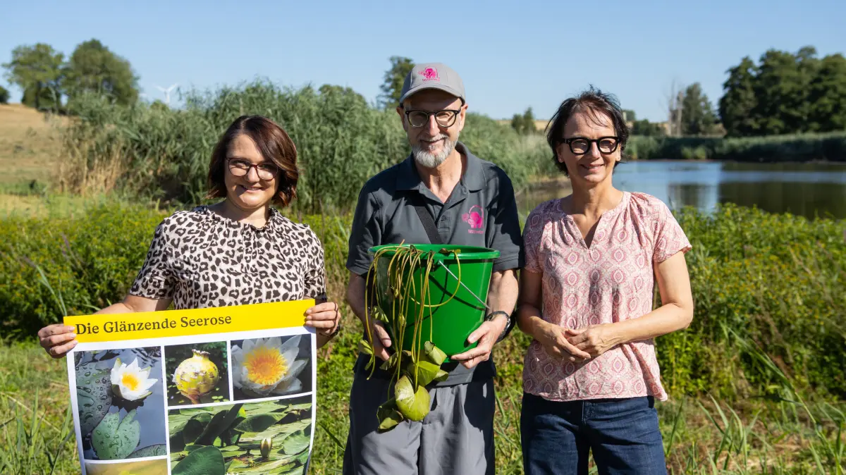 Fichtenaus Bürgermeisterin Anja Schmidt-Wagemann, der stellvertretende Wilhelma-Direktor Volker Hess und Regierungspräsidentin Susanne Bay (v.li.) am Mühlweiher bei Fichtenau.