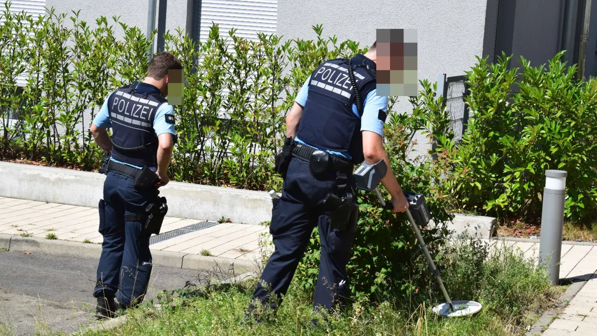 Am heutigen Mittwoch war die Spurensicherung zusammen mit der Kriminalpolizei und der Bereitschaftspolizei mehrere Stunden im Bereich der Engelbergstrasse mit Spurensuche beschaeftigt. Ueber weitere Informationen zu dem Vorfall letzte Nacht konnte die Polizei noch keine Aussage treffen.<br />
<br />
Unbekannte haben am Dienstagabend (11.08.2026) in der Engelbergstrasse einen 22-Jaehrigen durch Schuesse verletzt. Zeugen nahmen gegen 20.50 Uhr auf Hoehe der Stadtbahnhaltestelle Salamanderweg Schussgeraeusche wahr und setzten den Notruf ab. Ersten Erkenntnissen zufolge sollen Unbekannte Schuesse auf einen Nissan abgegeben haben. Hierbei wurde ein 22 Jahre alter Mann verletzt und musste im Krankenhaus behandelt werden. Eine sofort eingeleitete Fahndung verlief ohne Erfolg. Die Umstaende und Hintergruende sind Gegenstand der weiteren Ermittlungen. Zeugen werden gebeten, sich unter der Rufnummer +4971189905778 bei der Kriminalpolizei zu melden.