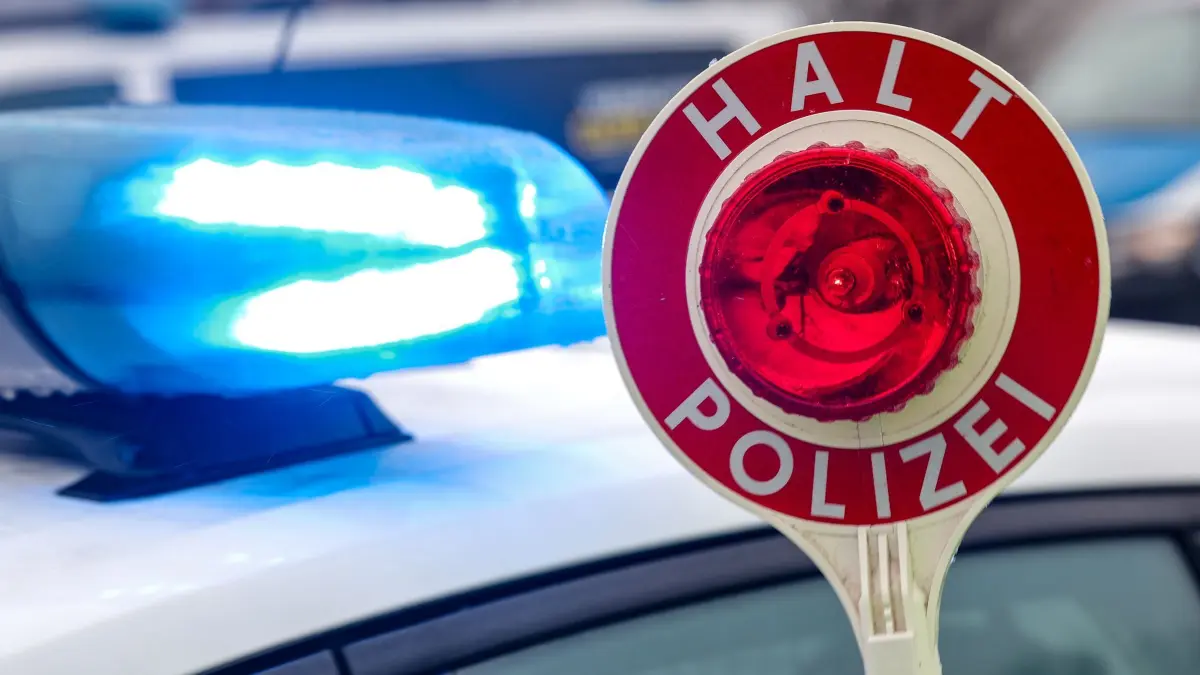 Polizeikontrolle: ARCHIV - 05.02.2025, Sachsen, Burgstein: Ein Polizist hält eine Polizeikelle für eine Kontrolle auf einem Parkplatz an der Autobahn. (zu dpa: «Autofahrer flieht vor Kontrolle auf A2») Foto: Jan Woitas/dpa +++ dpa-Bildfunk +++