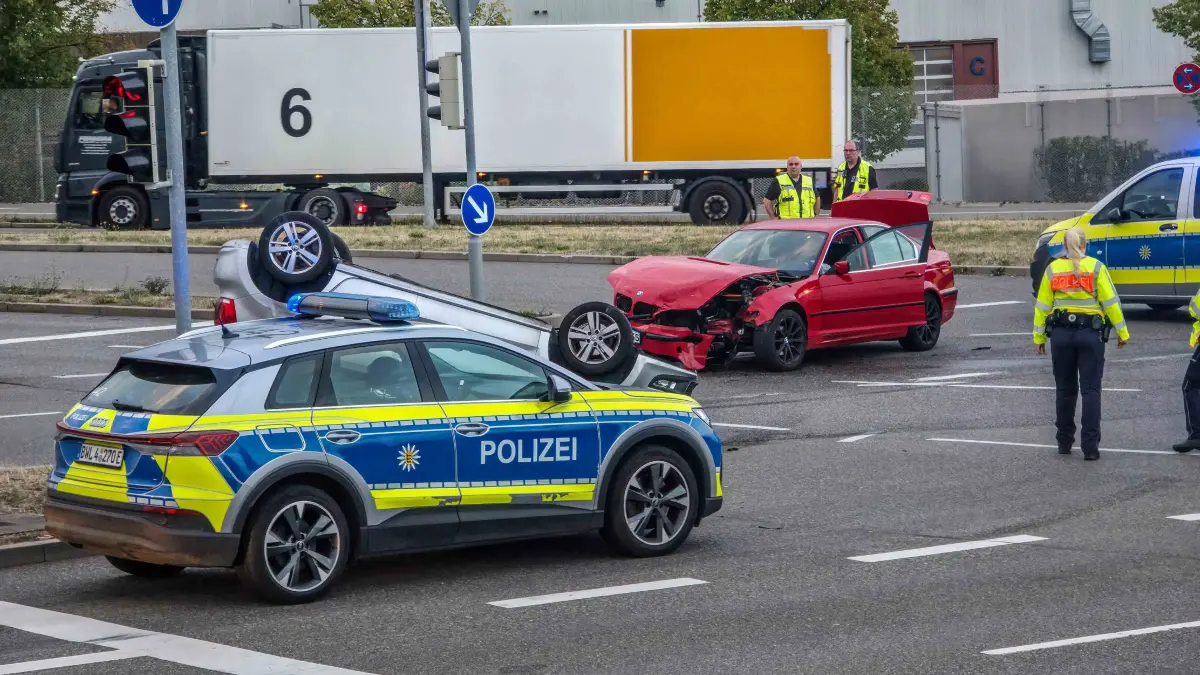 Zwei Autos sind am Dienstagmorgen in der Gottlieb-Daimler-Straße, vor dem Daimlerwerk, zusammengestoßen.