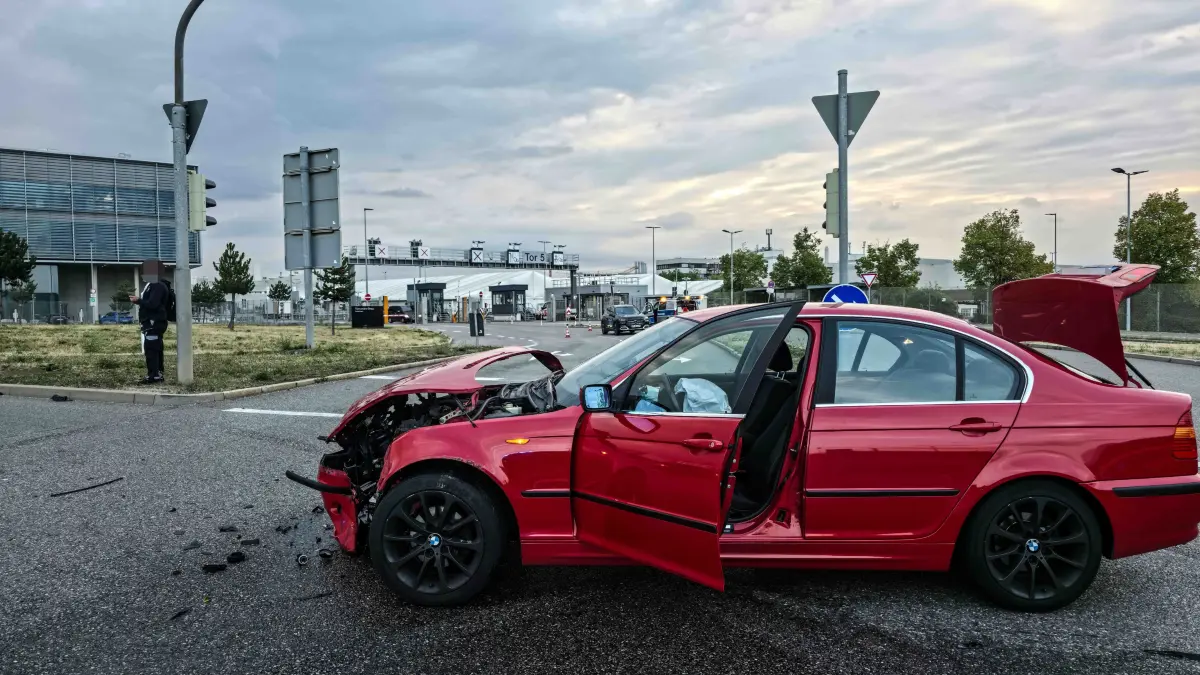 Zwei Autos sind am Dienstagmorgen in der Gottlieb-Daimler-Straße, vor dem Daimlerwerk, zusammengestoßen.