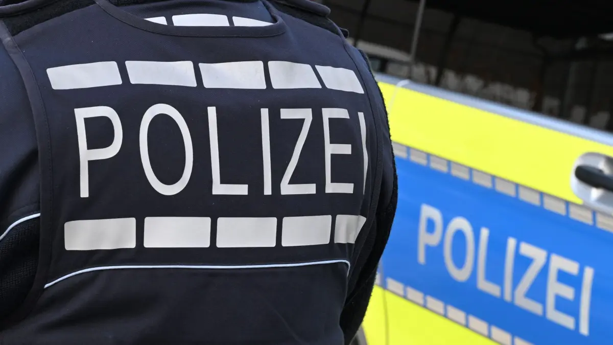 Polizei: ARCHIV - 03.12.2024, Baden-Württemberg, Stuttgart: Der Schriftzug «Polizei» ist auf einem Einsatzfahrzeug und auf der Dienstkleidung der Polizei aufgebracht. (zu dpa: «Mit getunten E-Scootern - Teenager flüchten vor Polizei») Foto: Bernd Weißbrod/dpa +++ dpa-Bildfunk +++