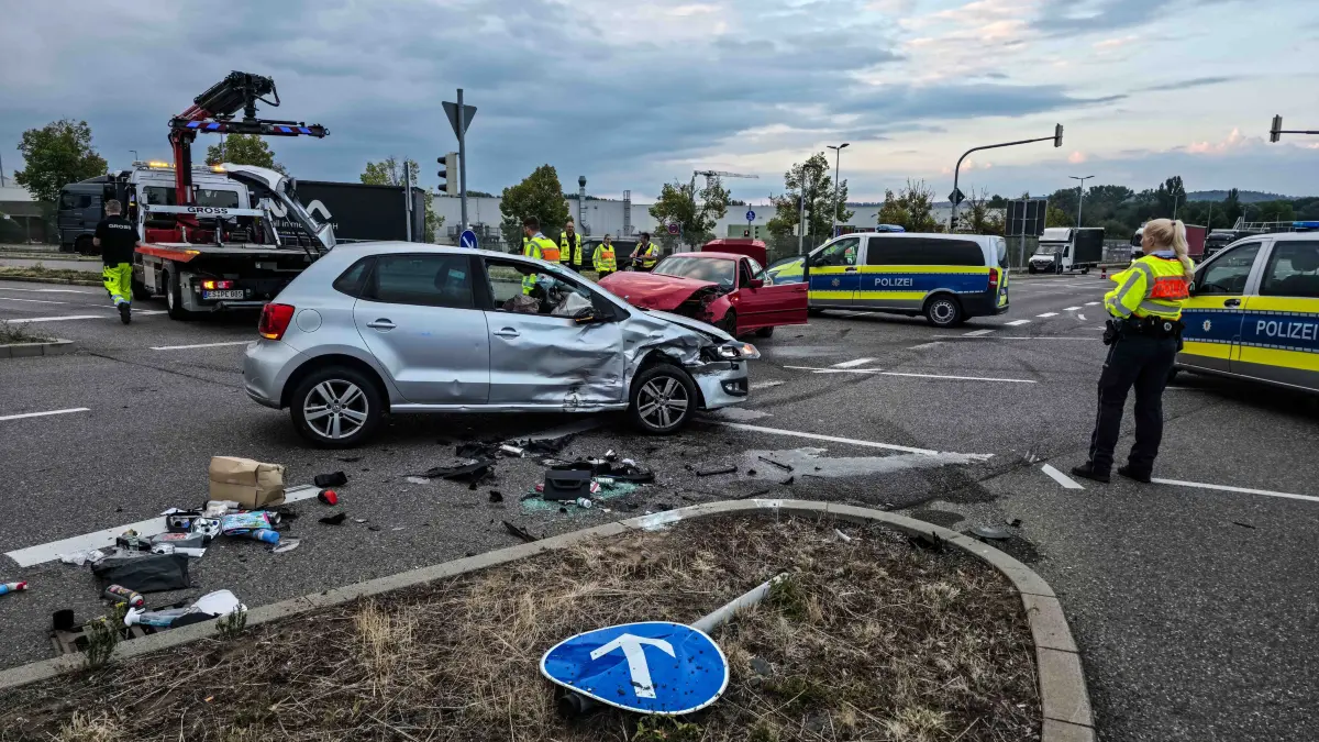 Zwei Autos sind am Dienstagmorgen in der Gottlieb-Daimler-Straße, vor dem Daimlerwerk, zusammengestoßen.