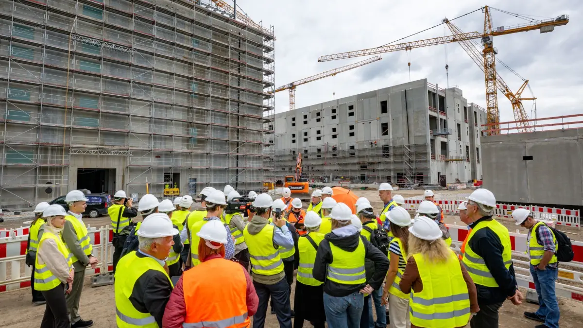 Baustelle Rechenzentrum der Schwarz-Gruppe: 18.08.2026, Brandenburg, Lübbenau: Teilnehmer der Medienreise in die Lausitz stehen auf der Baustelle für ein Rechenzentrum der Schwarz-Gruppe. Am selben Tag fand eine Medienreise in die Lausitz statt. Auf dem Besuchsprogramm stand auch die Baustelle des Rechenzentrums. Die Schwarz-Gruppe, Mutter von Lidl und Kaufland, investiert hier am Rande des Spreewaldes rund 11 Milliarden Euro in ein neues Rechenzentrum. Im November 2025 fand die Grundsteinlegung statt. Zweieinhalb Milliarden fließen in den Bau, der Rest in IT-Infrastruktur, staatliche Förderung gibt es nicht. Foto: Patrick Pleul/dpa +++ dpa-Bildfunk +++